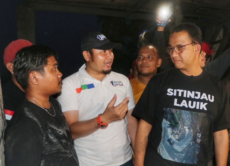 Ketua TKD AMIN Sumbar Rahmat Saleh bersama Capres Koalisi Perubahan Anies Baswedan di Sitinjau Lauik, Solok, Rabu (3/1). Foto : Istimewa