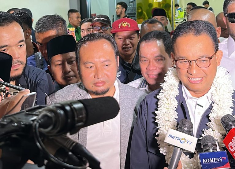 Ketua TKD AMIN Sumbar Rahmat Saleh saat menyambut Anies Baswedan di Bandara Minangkabau