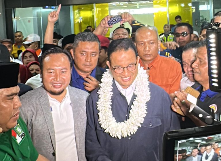 Rahmat Saleh & Anies Baswedan di Bandara Minangkabau